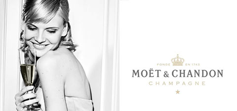 Aktfotoshooting mit einem Glas Champagner der Marke Moet Chandon